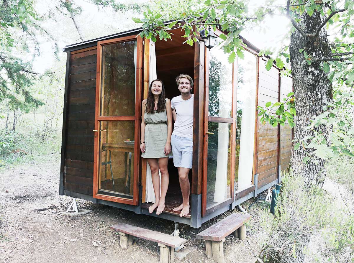 LIVEE-Christian-Sophie Das Bild zeigt die Gründer von LIVEE: Christian & Sophie die in einem Tiny House stehen