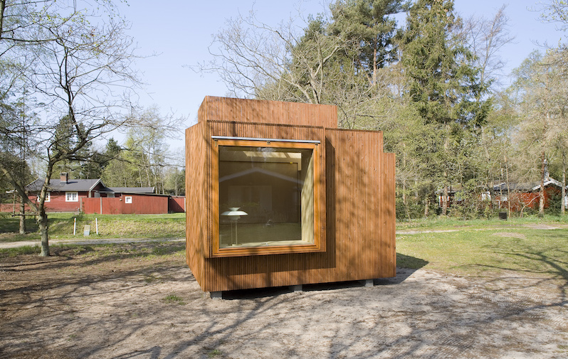 Das Bild zeigt ein Minihaus von innen. Zu sehen ist ein Wohnbereich und Schlafbereich.