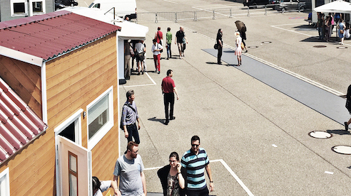Das Bild zeigt Tiny Haus Interessierte auf der Messe in Karlsruhe