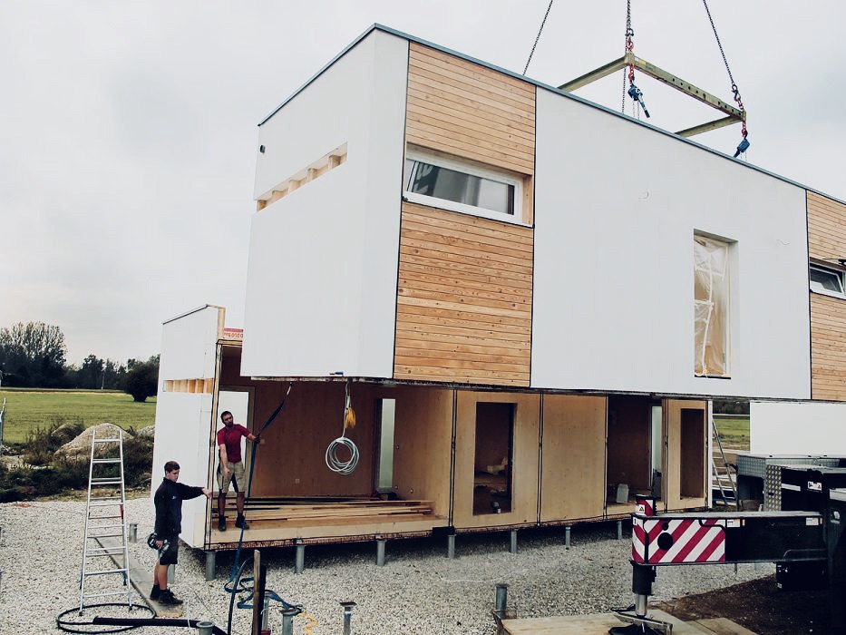 Tiny-House-Hersteller-Ausbaustufen-LIVEE Das Bild zeigt die Tiny House eines Anbieters in der jeweiligen Ausbaustufe "schlüsselfertig"