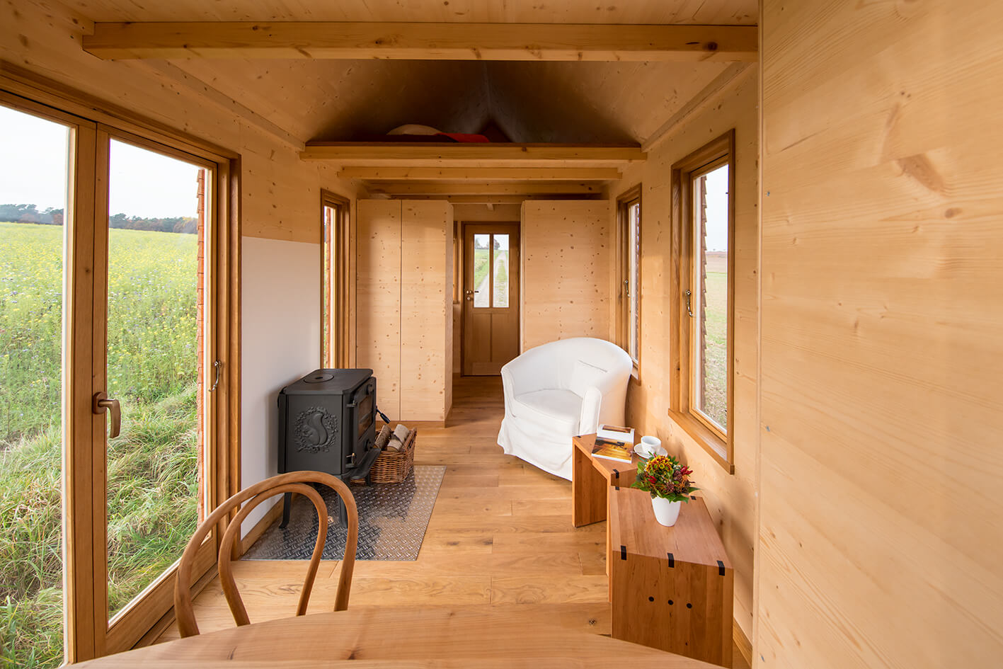 Tiny-House-Hersteller-worauf-achten-LIVEE Das Bild zeigt den Wohnbereich und verdeutlicht warum die Auswahl des richtigen Tiny House Anbieters so wichtig ist